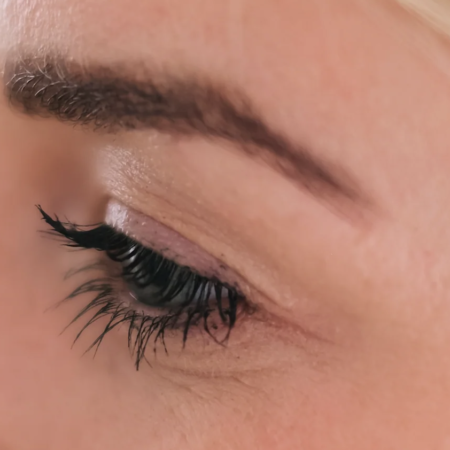 Wimperserum met hormonen? Wij leggen het uit!