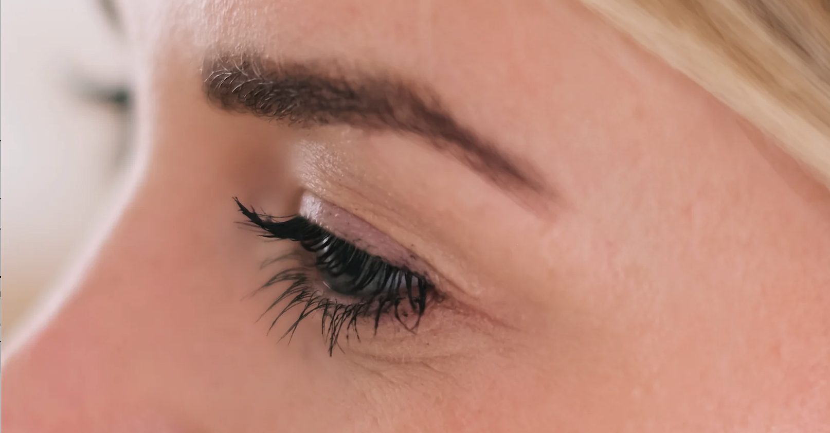 Wimperserum met hormonen? Wij leggen het uit!